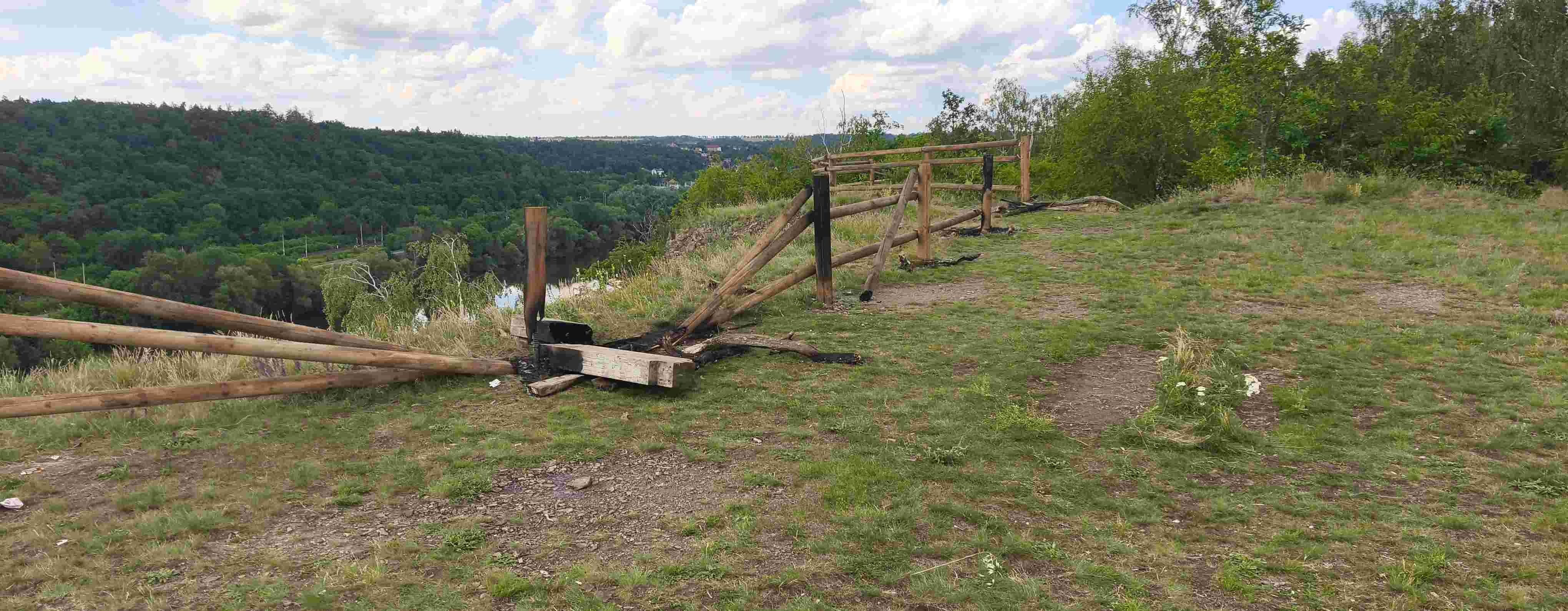 Pohled na poničené zábradlí, foto: archiv AOPK ČR