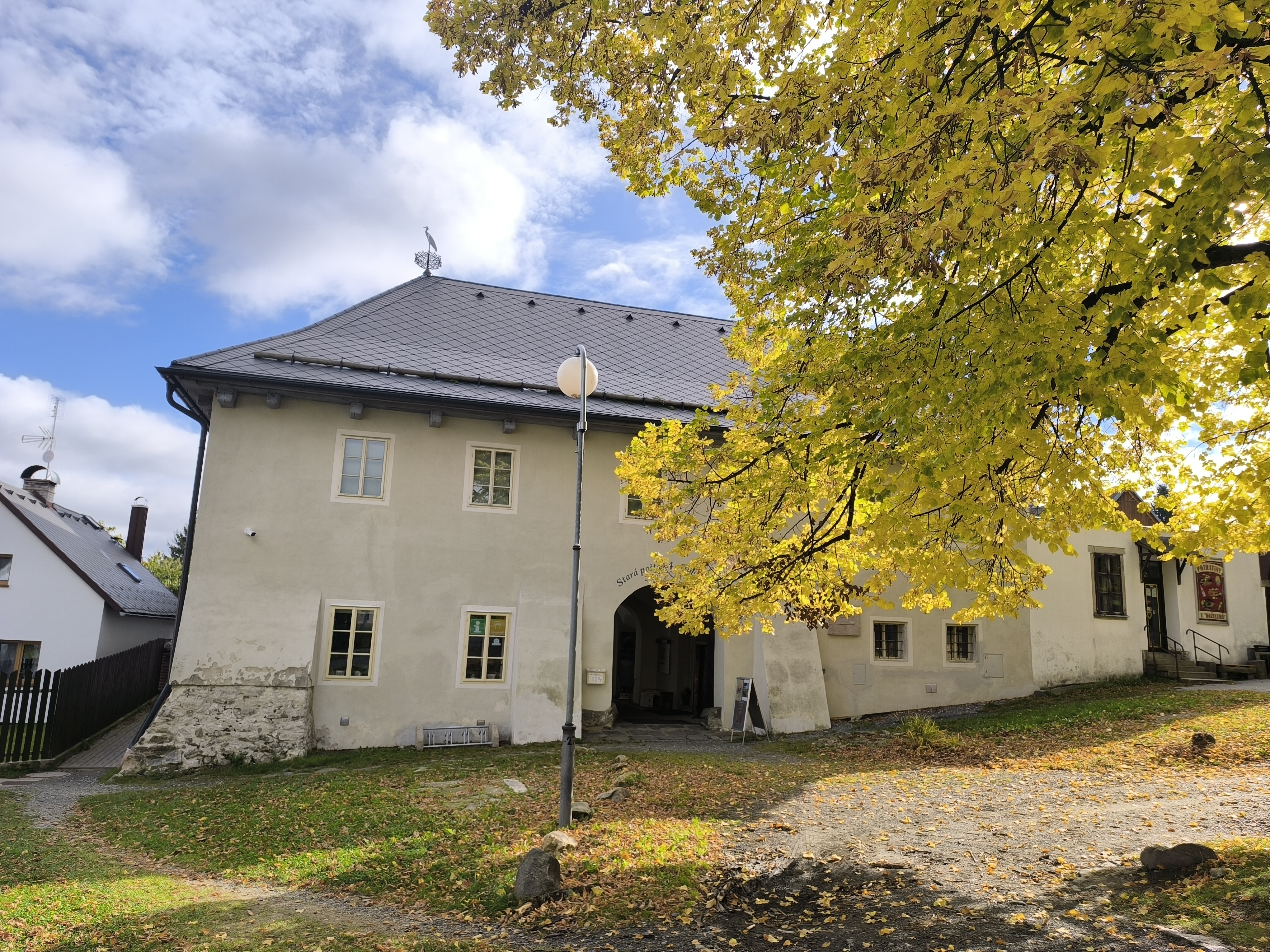 Dům přírody Českého lesa - podzimní foto