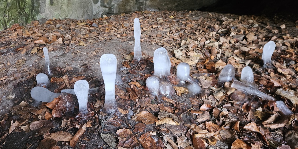 Ledový stalagmit v přírodní rezervaci Průchodnice.