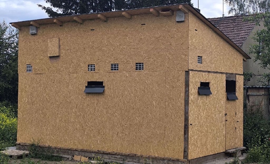 Vlaštovčí dům byl vybudovaný jako místo pro hnízdění vlaštovek, nabízí ale i několik typů ukrytů pro netopýry